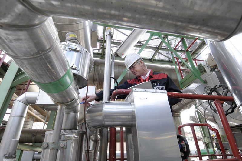 Betriebsmeister Thomas Terhorst inspiziert die bereits bestehende Lachgas-Reduktionsanlage von Lanxess.  (Bild: Lanxess)