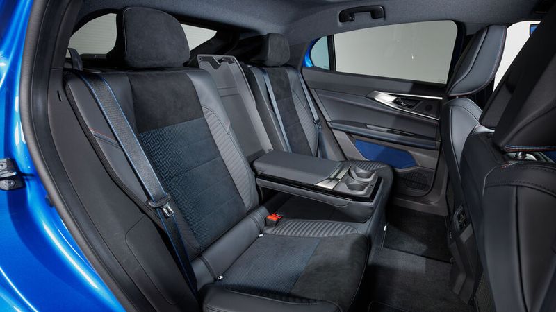 Im Fond des SUV-Coupé genießen die Gäste gute Kopf- und Kniefreiheit. (Bild: Renault)