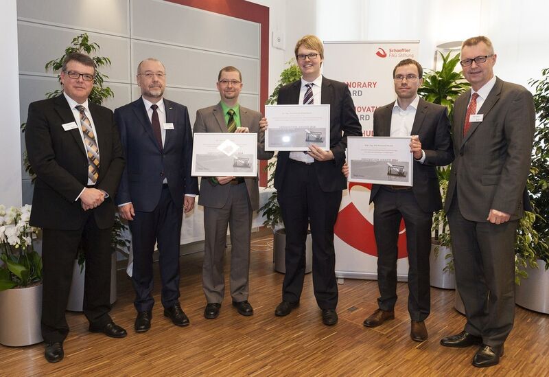 Dirk Spindler (1.v.l.), Klaus Widmaier (2.v.l.) und Robert Schullan (1.v.r.) übergaben den Innovation Award an die Preisträger (v.l.) Dr.-Ing. Edgar Schulz, Dr.-Ing. Cord Hinrich Winkelmann und Dipl.-Ing. (FH) Raimund Thomas. (Bild: Schaeffler)