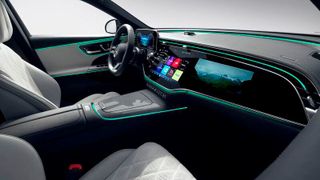 In der neuen E-Klasse der Mercedes-Benz AG wird dank intelligenter Musikanalyse des Fraunhofer IDMT Ilmenau Musik auch visuell erlebbar. Dafür wird ein Lichtband im Fahrzeuginnenraum passend zu Musik und Sounds angesteuert. (Bild: Mercedes-Benz AG)