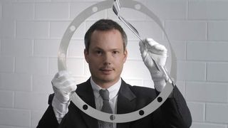 Schicht um Schicht: Für Christopher Martin sind Bauteiltoleranzen kein Problem, den er hat mit Schichtblechen die Lösung. (Archiv: Vogel Business Media)