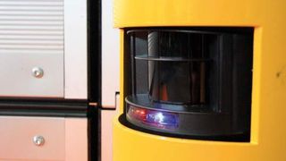 Beim Erfassen eines bewegten Objektes oder einer Person löst das der Laserscanner im Bruchteil einer Sekunde aus und das Tor öffnet sich. (Archiv: Vogel Business Media)