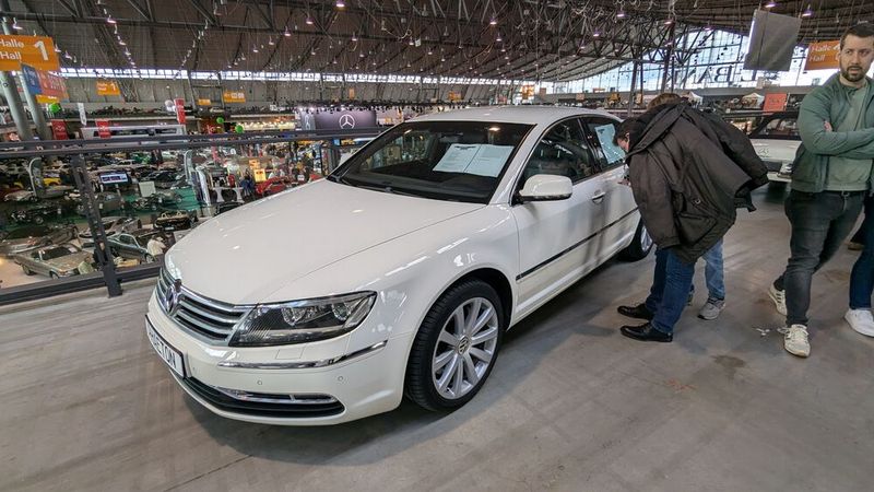 Dürfte defintiv in einigen Jahren ein echt seltenes Auto sein: der VW-Phaeton. Vom Produktionsstart am 11. Dezember 2001 bis zum Produktionsende am 18. März 2016 wurden lediglich 84.235 Fahrzeuge gebaut. (Bild: Dominsky – VCG)