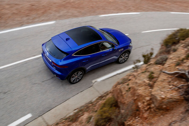 Optional ist der E-Pace auch mit einem großzügigen Panoramadach erhältlich.  (Jaguar Land Rover)
