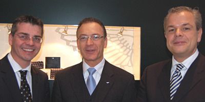 Vertreter des etwas anderen Autohandels: (v. re.) Jens Werner von der Penske Automotive Group, Martin Blohm von Tamsen und Bentley-Franchise-Manager Stefan Diefenthal. (Archiv: Vogel Business Media)