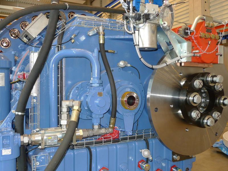 Über Gitterkanäle werden Kabel übersichtlich durch eine Windenergieanlage oder an den Hauptkomponenten z. B. dem Getriebe geführt.  (Bild: Pflitsch)