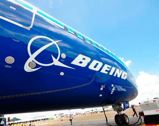 Akzeptanz! Die Probleme bei Boeing haben in den letzten Monaten eher für Bodenhaftung als für Höhenflüge gesorgt. Seit August streikten auch noch Tausende von Mitarbeitern aus dem Rüstungsbereich des Flugzeugbauers. Immerhin hat man wohl dieses Problem jetzt gelöst.(Bild:  Boeing)