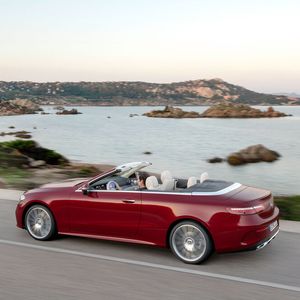 Unter anderem wird es neue Motoren für das Cabriolet wie auch Coupé der E-Klasse geben.(Bild:  Daimler)