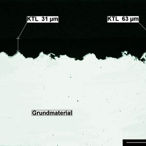Bild 1: Trotz der Oberflächenrauheit RZ von 40 µm besteht überall eine gute Haftung zwischen KTL-Grundschicht und Grundwerkstoff.