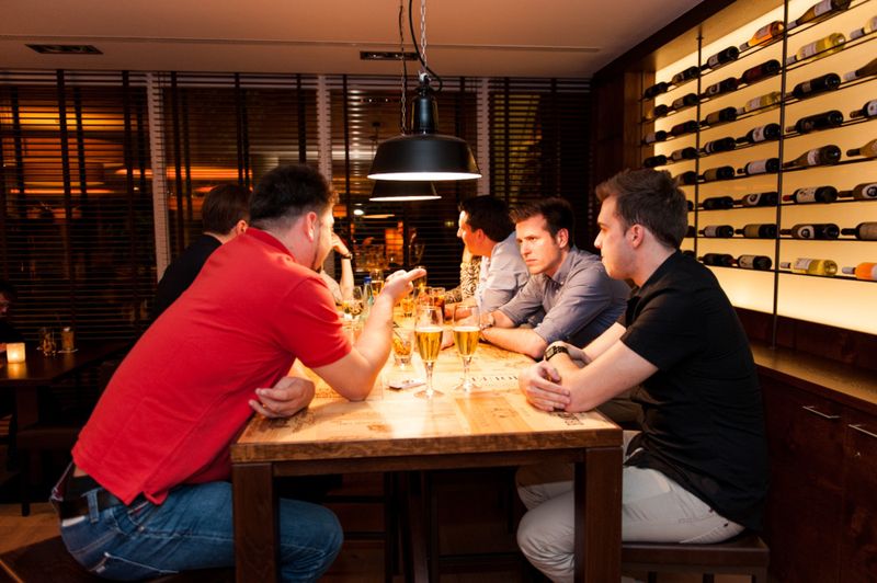 Gemütliches Netzwerken am Abend nach der iGNITION. Ins Gespräch vertieft (v. l.): Amaya L. V. Straeten (elgato), Philipp Waloßek (LG) und James Schultz (elgato) (Bild: Nic Fey)