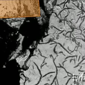 Bild 2: Gefräste Bauteiloberfläche aus Gusseisen mit lokalen Vertiefungen, die durch Herauslösen von Graphitlamellen oder -kugeln entstanden sind. Bild: IWF