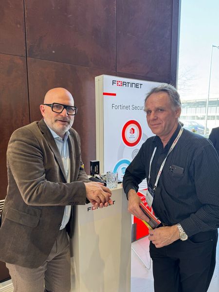 Oliver Burgstaller (l., Fortinet) im Gespräch mit Jürgen Fekl (Goneo Internet) (Bild: Vogel IT-Medien GmbH)