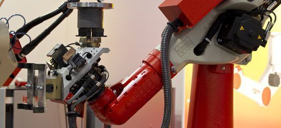 Das Thema „Automatisierte Fertigung von Leichtbaukomponenten“ soll mit dem Know-how aus den Bereichen Montage- und Handhabungstechnik, Robotik sowie Industrielle Bildverarbeitung dargestellt werden.  (Bild: Messe München)