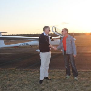 Prof. Dr.-Ing. Robert Luckner, TU Berlin (li.), und Testpilot Lothar Dalldorff, STEMME AG(Foto:  STEMME AG)