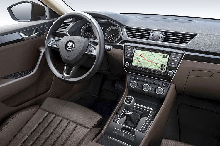 Im Cockpit des Superb laufen alle Fäden zusammen. Skoda hat seinem Flaggschiff die neuesten Fahrerassistenzsysteme aus dem Volkswagen-Konzern spendiert. (Foto: Skoda)