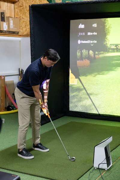 Calvin McClure (Databricks) probiert sich auch am BenQ-Golfsimulator. (Bild: Hans Breitenfellner)
