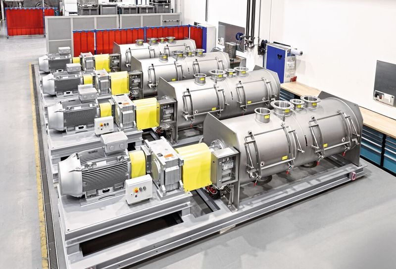 Die größten vier Pflugscharmischer vomTyp FKM 3000 D können eine Tonne Produkt pro Charge erzeugen. Dafür sind sie mit Industriegetrieben von Nord ausgestattet (zwischen den gelben Wellenabdeckungen). (Gebr. Lödige Maschinenbau GmbH)