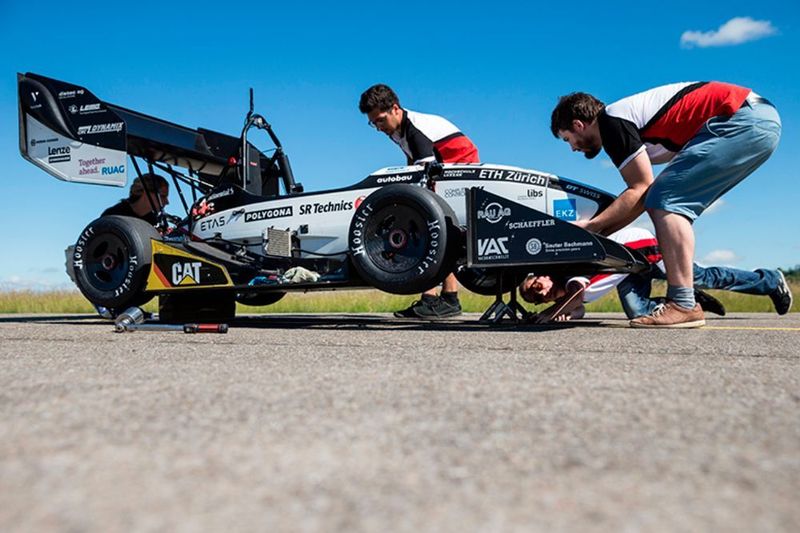 Der Elektro-Rennwagen „grimsel“ des Formula Student Teams der ETH Zürich hat den bisherigen Beschleunigungsweltrekord für Elektroautos gebrochen: In 1,513 s und innerhalb von weniger als 30 m beschleunigte das Fahrzeug von 0 auf 100 km/h. (Bild: ETH Zürich / Alessandro Della Bella)