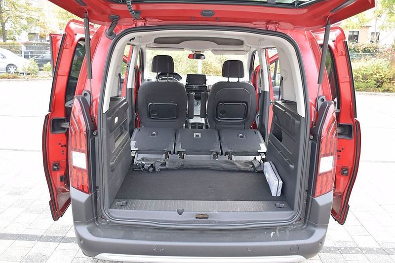 Mit umgeklappten Rücksitzen ist der Gepäckraum fast 2,7 Kubikmeter groß. (»kfz-betrieb«/Rosenow)