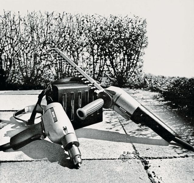 1969 – erste Akku-Elektrowerkzeuge: Die Batterie der ersten Akku-Elektrowerkzeuge, ein Blei-Gel-Akku mit 12 V, erinnert heute an eine Auto-Batterie und wog 1969 noch stolze 5,5 kg – die Heckenschere war damit bereits eine ganze Stunde lang einsatzbereit. Man konnte etwa 20 m Hecke schneiden, danach war eine Ladung von sechs bis acht Stunden erforderlich. Bosch legte damit den Grundstein für die Entwicklung zahlreicher Akku-betriebener Elektrowerkzeuge. „Unsere Akku-Kompetenz ist das zentrale Element der Innovationen der letzten Jahrzehnte“, so Henk Becker, Vorsitzender der Geschäftsführung der Robert Bosch Power Tools GmbH. „Unser Anspruch ist es, die kleinsten und leistungsfähigsten Akkus im Markt zu haben, um kabelgebundene Werkzeuge langfristig durch Akku-Geräte zu ersetzen. Die Akkus sind immer kompakter und gleichzeitig leistungsstärker geworden. Sie speisen heute autonome Rasenmäher wie den Indego S+ und neue Hochleistungsgeräte wie die Biturbo-Werkzeuge für Handwerker. (Bild: Bosch)