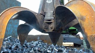 Gefälschte Wälzlager verschiedener Bauarten und Grössen mit einem Nominalwert von über einer Million Euro wurden bei der Firma Interseroh verschrottet (Bild: Schaeffler)