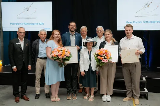 Ausgezeichnete Materialforschung für die Luft- und Raumfahrt: Preisträger Dr. Benedikt Neitzel (3.v.l.) und Johanna Buschmann (4.v.r.) beim Peter-Dornier-Stiftungspreis 2026 mit der Stiftungsvorsitzenden Maja Dornier (5.v.l.), dem Stiftungsbeirat und Dornier-Aufsichtsratsvorsitzendem Peter D. Dornier (2.v.r.) sowie Prof. Wolf Mutschler (r.)(Bild:  Dornier GmbH)