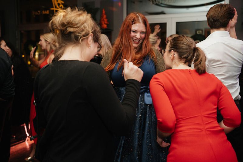 Nach der Preisverleihung wurde noch ausgelassen zu heißen Beats der DJane gefeiert, wähend… (Bild: Manuell Emme Fotografie)