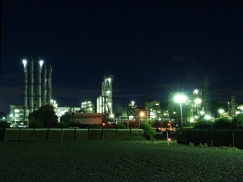 Platz 9: Shin-Etsu Chemical (JP), 35,7 Mrd. €   Shin-Etsu Chemical gilt als ein führender Hersteller von Polyvinylchlorid und Silizium-Wafern für die Halbleiter-Industrie. Neben dem Hauptsitz in Tokio hat der Konzern Zentralen in den USA, Brasilien, Singapur und Indien und ist auch in Deutschland durch die „SE Tylose“ vertreten.   Bild: Kaz Ish, Shin-Etsu Chemical Isobe, Gunma (CC BY-SA 3.0)   (Bild: Kaz Ish)