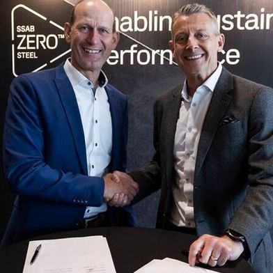Holger Latsch, Managing Director of EMW, and Tony Harris, Head of SSAB Europe, agree on the partnership for fossil-free steel. (Image:SSAB)