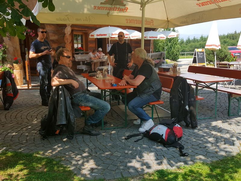 Puh, endlich Blutwurzhüttn – die Big Easies um Gerald Lung, Ludwig Leinzinger, Volker Denkhaus und Uli Lindner kehren schon mal wieder ein. (IT-BUSINESS)