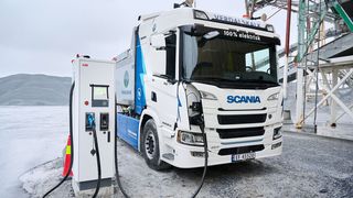 Schwere Nutzfahrzeuge die emissionsfrei angetrieben sind sollen laut eines Vorschlags der EU Kommission künftig ein höheres zulässiges Gesamtgewicht haben dürfen. (Bild: Scania CV AB)