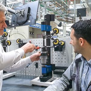 Thomas Teuber, product and application manager for fine boring at MAPAL (left), adjusts a fine machining tool for the valve seat preliminary bore together with Marco Singer, process planner at MAN. MAPAL's EA system has significantly accelerated this process as fewer manual adjustments need to be made.(Image: Mapal)