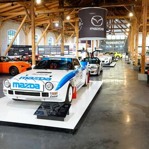 Die Familie Frey aus Gersthofen bei Augsburg betreibt das weltweit größte Mazda-Museum.(Bild:  Dominsky/»kfz-betrieb«)