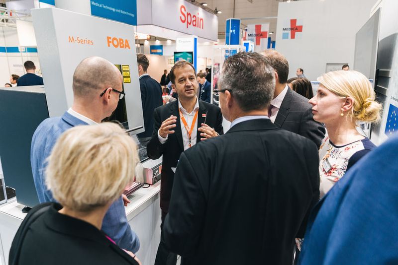 Christian Söhner, bei Foba für den Medizintechniksektor zuständig, freute sich über zahlreiche Besucher und großes Interesse an Foba Mosaic. Über die nach eigenen Angaben einzigartige neue Markierfunktion sagt er: „Halterungen im Markierfeld sind nicht mehr erforderlich, da die in den Markierkopf integrierte Kamera die Position des Produkts erkennt und die Markierung passgenau ausrichtet. Das macht die Kennzeichnung von medizinischen Instrumenten hocheffizient.“ (Michael Kotowski/BioCon Valley® GmbH)