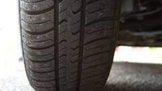 Abb. 1: Die Reibung von Autoreifen auf Asphalt hängt von unterschiedlichen Faktoren ab, wie Messungen von Jülicher Wissenschaftlern zeigen. (Bild: Public Domain, http://www.publicdomainpictures.net/view-image.php?image=743)