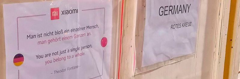 „Man ist nicht bloß ein einzelner Mensch, man gehört einem Ganzen an“ – dieser Leitspruch von Theodor Fontane steht auf den Lieferungen von Xiaomi, die als ein Ausdruck grenzüberschreitender Solidarität gemeint sind.(Bild:  Xiaomi)