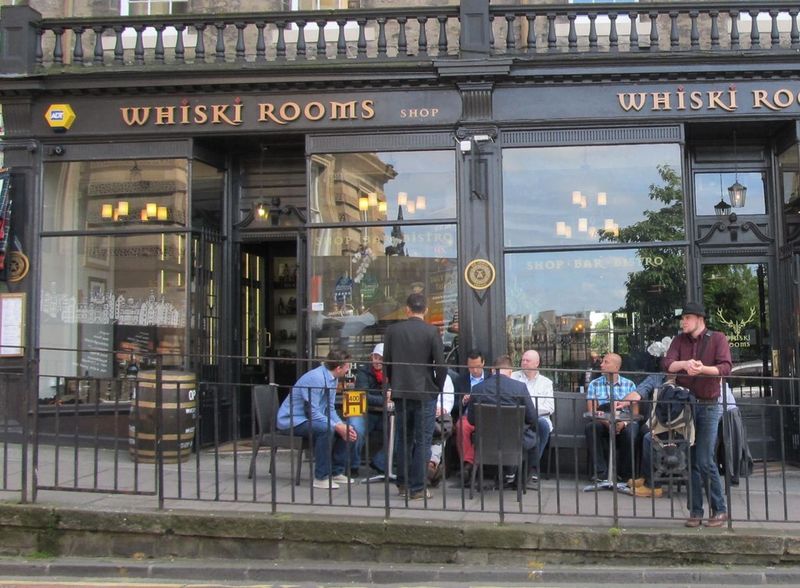 Die Entdeckung einer traditionellen Whisky-Bar bot eine willkommene Gelegenheit zur Pause. (Acmeo)
