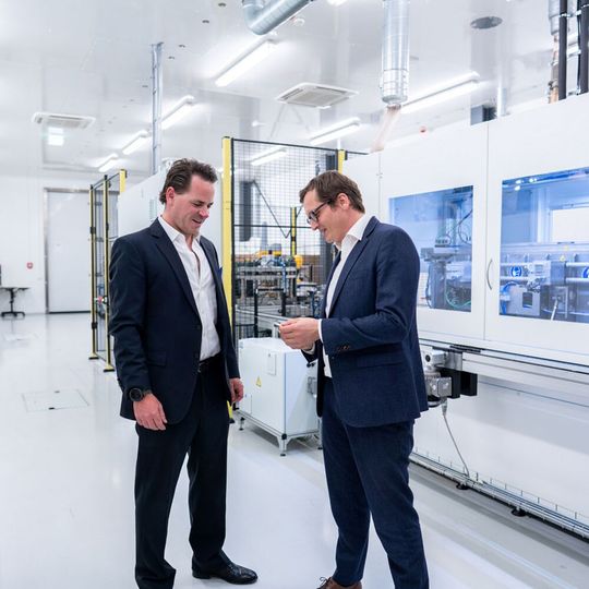 Blicken auf zehn Jahre Erfolgsgeschichte zurück: die beiden Customcells-Co-Gründer Leopold König und Torge Thönnessen. Blicken auf zehn Jahre Erfolgsgeschichte zurück: die beiden Customcells-Co-Gründer Leopold König und Torge Thönnessen.