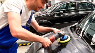 Der erste Kurs zur „Fachkraft innovative Fahrzeugaufbereitung (HWK)“ startet bereits im März. (fotolia.com/industrieblick )