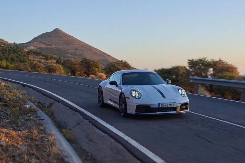 Zusätzlich bekam das adaptive Sportfahrwerk geänderte Federn und wurde zehn Millimeter tiefer gelegt. (Bild: Porsche)