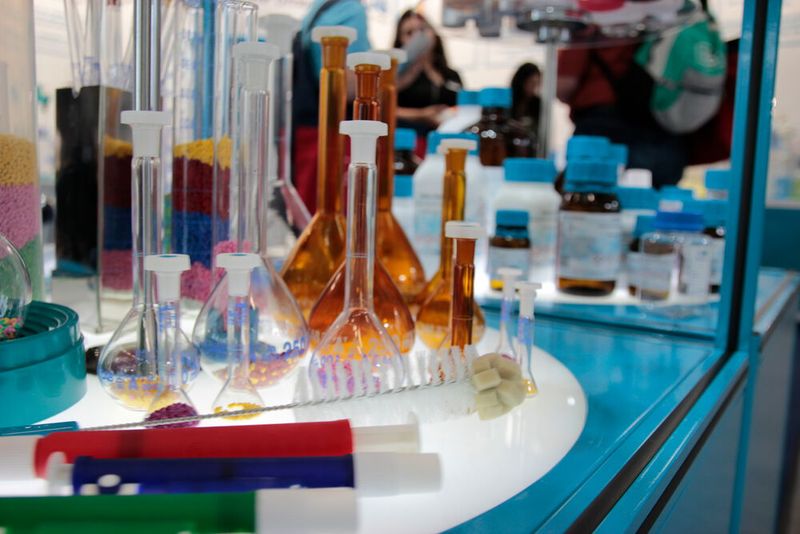 Aber auch das klassische kleine Labormaterial ist zu bestaunen, etwa hier in den Drehvitrinen am Stand von Witeg. (Bild: VCG – Lüttmann)