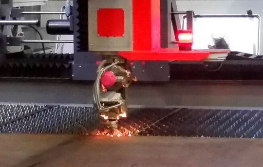 Das Laserschneiden und -schweißen gehört zu den Schlüsselprozessen, die den Weg in eine smartere Fertigungslandschaft eröffnen. Indus hat nun den Lasermaschinenspezialisten Held zum Großteil übernommen, damit die Zukunft gemeinsam gesichert werden kann. Lesen Sie...(Bild:  Held-Gruppe)