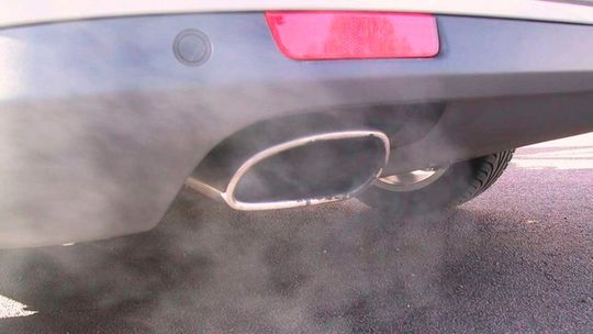 Die gesteckten Klimaschutzziele sollen unter anderem durch CO2-Grenzwerte erreicht werden, die nicht überschritten werden dürfen. Wenn doch, könnte das den europäischen Automobilherstellern Milliarden Euro kosten und Millionen Stellen bedrohen ...(Bild:  E. Mission)