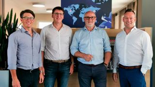 Von links: VCG-Geschäftsführer Matthias Bauer und Günter Schürger, Gerd Kielburger, Director International Business & Strategy der VCG sowie Eviom-Gründer und Geschäftsführer Nils Horstmann.  (Bild: Ute Karneth)