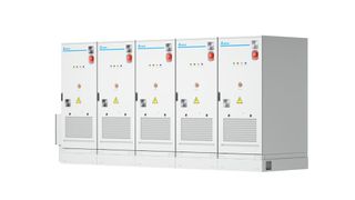 Vier Schränke der C-Serie von Delta-Batteriesystemen mit integrierter Flüssigkeitskühlung. (Bild: Delta)