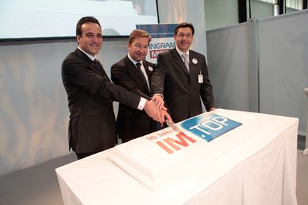 Die große Jubiläumstorte zum zehnjährigen Jubiläum der IM Top wenige Sekunden vor dem Anschnitt durch Marcus Adä, Gerhard Schulz und Robert Beck. (Archiv: Vogel Business Media)