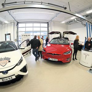 Im Komzet-E der Kfz-Innung Hamburg lernen die Auszubildenden nicht nur an reinen E-Autos, sondern auch an Wasserstofffahrzeugen.(Bild:  Zietz/»kfz-betrieb«)