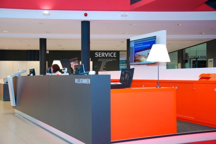 Der Servicecounter liegt unübersehbar im Schnittpunkt der optischen Diagonalen. (Foto: Holz)