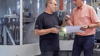 Eine Maschine muss sich auf Anhieb naht- und problemlos in die Fertigungslinie integrieren lassen. Mende Tools Firmenchef Oliver Mende (links) baut dabei auf die Zusammenarbeit mit Ralf Grave, Geschäftsführer von SuS Schleiftechnik & Maschinenhandel GmbH. (Timo Allin Photgraphie)