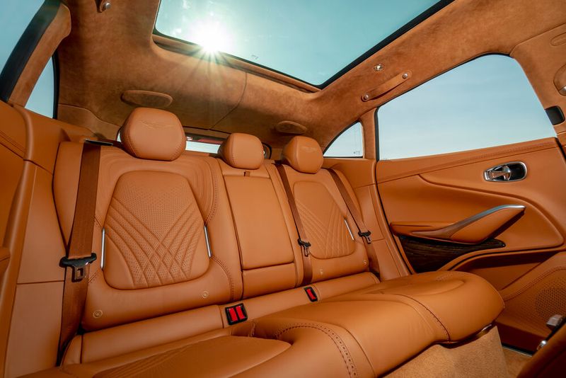 Mit einem Radstand von gut drei Metern reisen auch Erwachsene im Fond bequem. (Bild: Aston Martin)